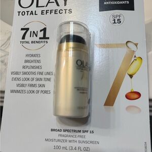 OLAY Total Effects 7-in-1 Moisturizer SPF 15 - White and Gold